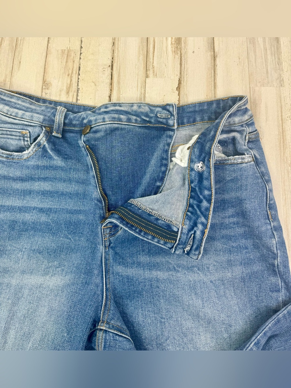 Mica Jeans Women's 31 (34x27) Light Wash Blue Distressed Raw Hem Stretch Crop - Picture 8 of 12
